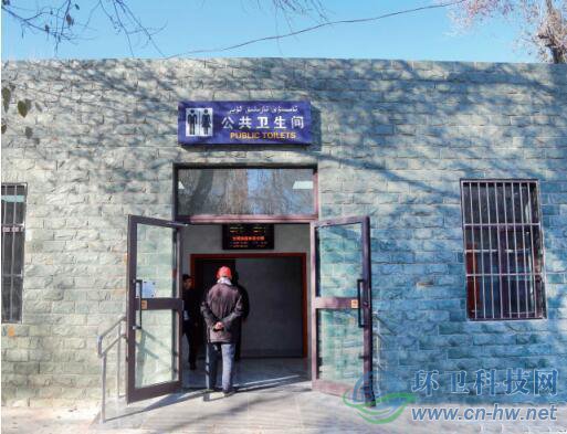 11月6日，南公園門口北側(cè)，改造好的公廁外景。記者喻義昌攝