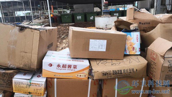 冷凍的過期食品、不合格食品等待拆箱后自然解凍