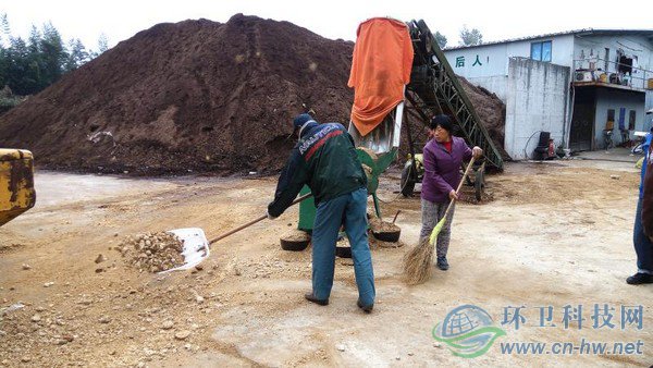 工人將機(jī)器碾碎的園林廢棄物鏟入發(fā)酵堆，噴灑生物菌劑攪拌后，自然發(fā)酵兩到四個月，就能成為有機(jī)介質(zhì)，用來改良土壤