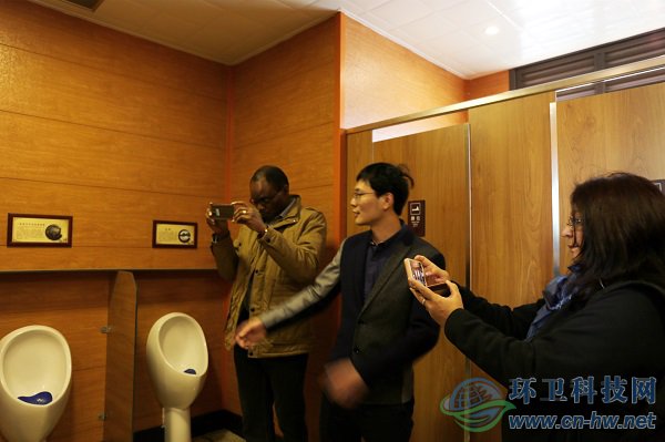 國(guó)際兒童基金會(huì)一行人參觀淹城遺址生態(tài)廁所